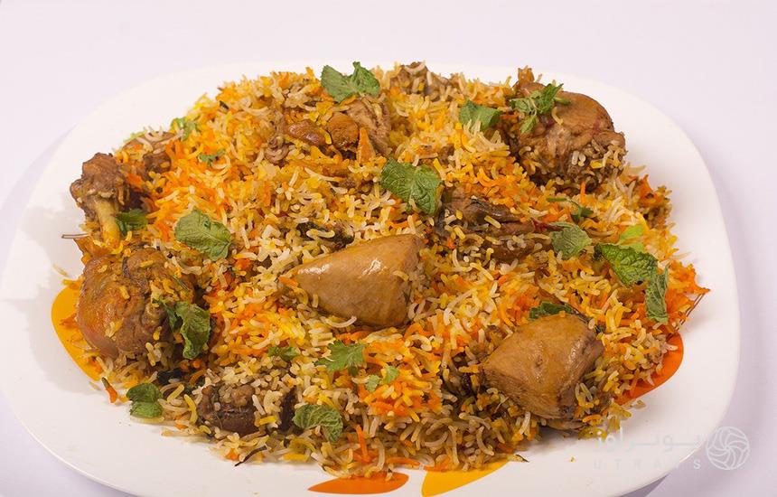 تصویری از یک بشقاب بریانی دبی که شامل مخلوط برنج و گوشت است.
